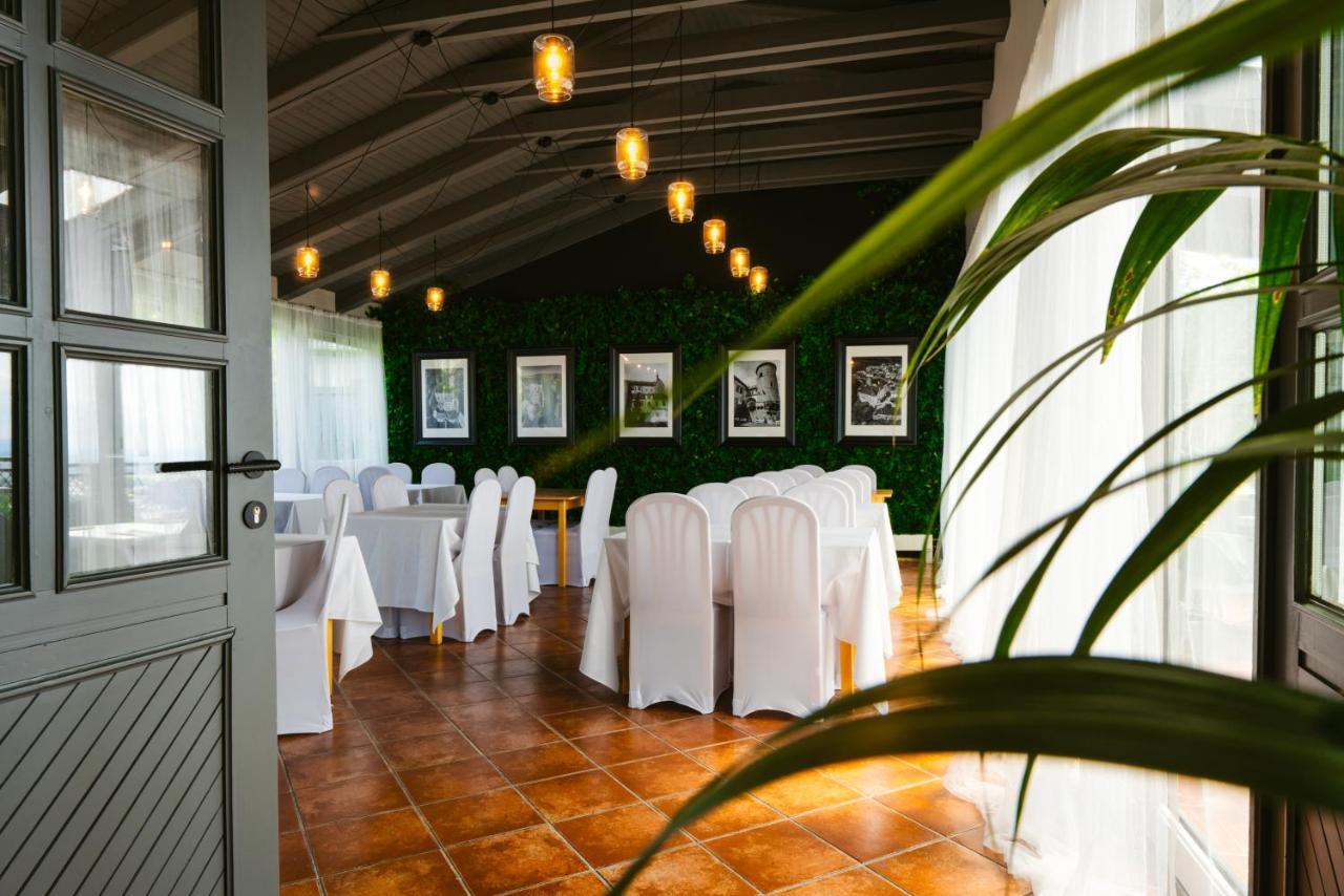 Restaurant & Pension U Hradu Šternberk エクステリア 写真