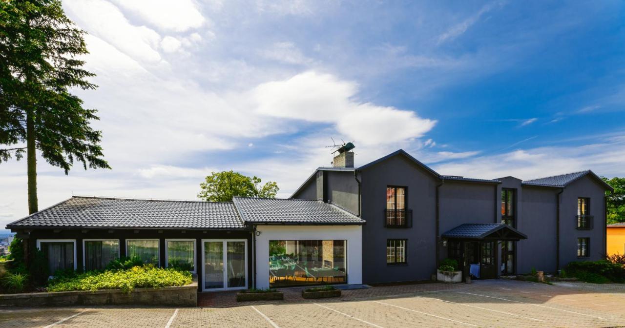 Restaurant & Pension U Hradu Šternberk エクステリア 写真