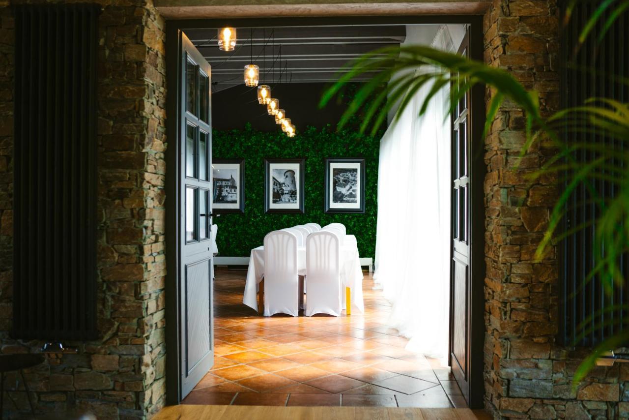 Restaurant & Pension U Hradu Šternberk エクステリア 写真
