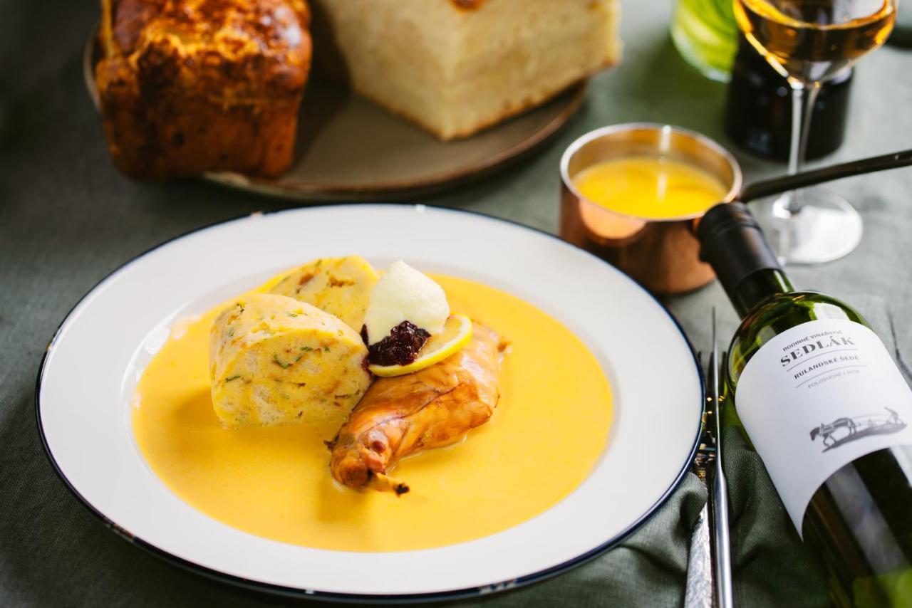 Restaurant & Pension U Hradu Šternberk エクステリア 写真